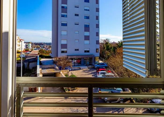 Dominik With Garage Parking Close To The Center Zadar