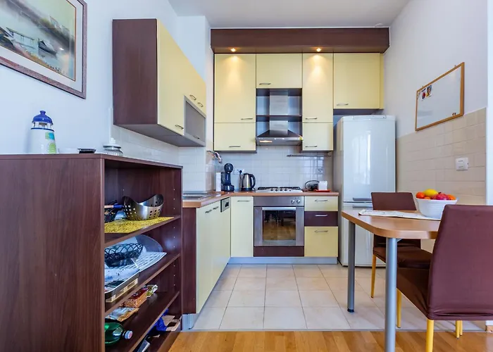 Apartment Dominik With Garage Parking Close To The Center
